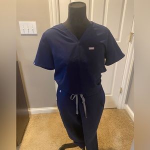Figs scrubs top and bottom medium, great condition